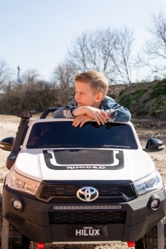 Kinderfahrzeug Kinder Elektro Auto Toyota Hilux 4 x 4 Allrad Zweisitzer Ledersitz Bluetooth EVA Gummiräder